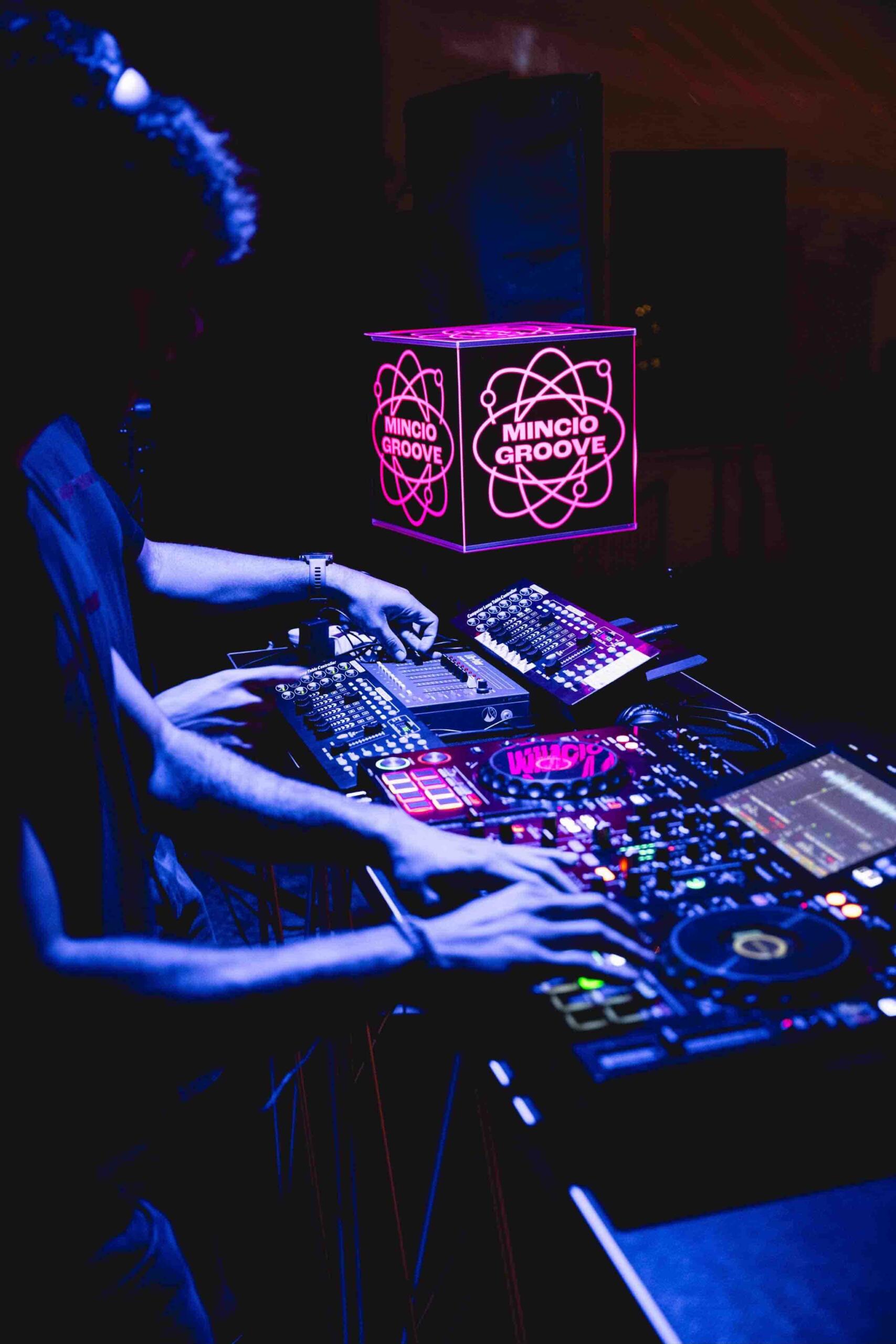 Custom light cube for DJs - Image 33